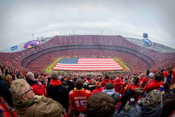 Fans staan op voor het volkslied van de VS voor de football-wedstrijd tussen Kansas City Chiefs en Houston Texans in het Arrowhead Stadium.