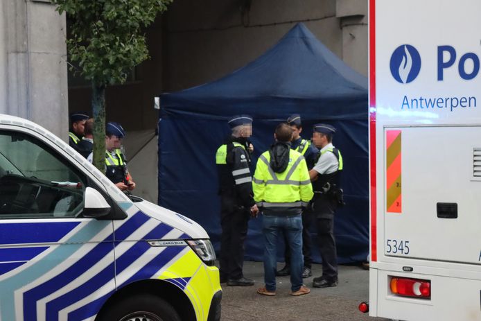 De politie voerde op straat een sporenonderzoek uit.