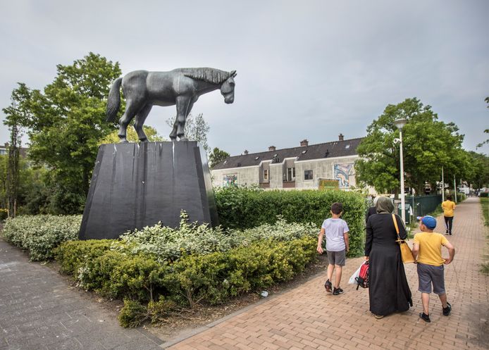 Hannemanplantsoen Paard van de Schilleboer (Schillepaard), beeld in de Schilderswijk van kunstenaarskoppel Axel & Helena van der Kraan.