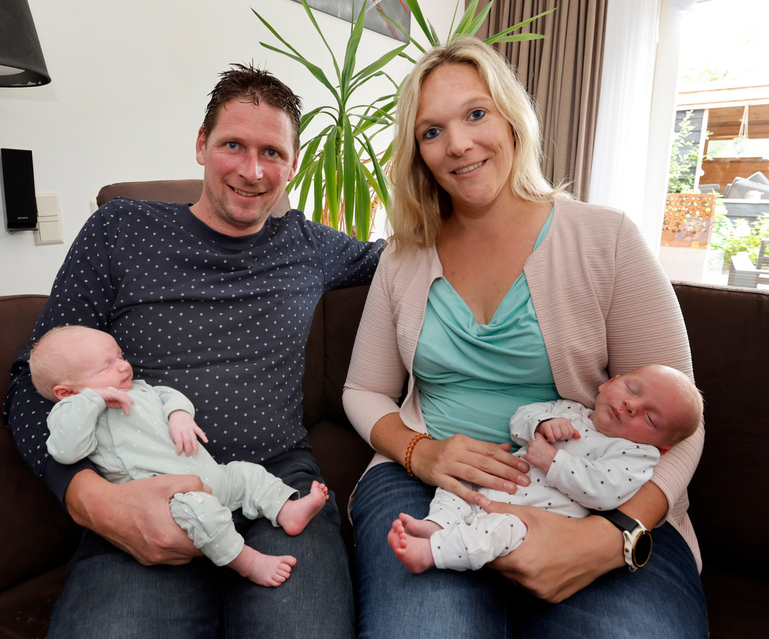 Vivianne en Rob en de pas geboren kinderen Daan en Gijs.