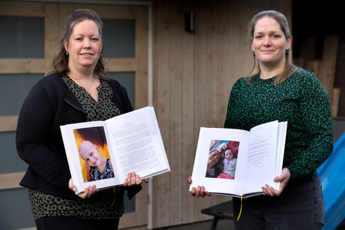Mariska de Langen (links) met haar overleden dochter Ize en Marieke Driehuizen Goorts (rechts) met de afbeelding in het boek van haar dochter Dide.