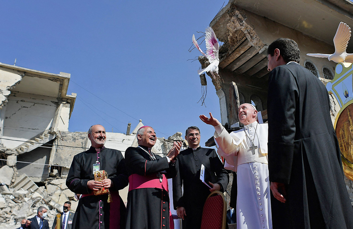 Paus Franciscus geeft een witte duif de vrijheid. De kerkleider bracht een driedaags bezoek aan Irak.  Beeld AFP