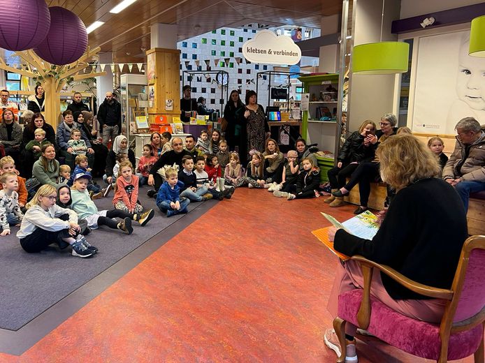 Burgemeester Reinie Melissant gelooft dat lezen en schrijven belangrijke vaardigheden zijn om aan de armoede te ontsnappen.  Tijdens Nationale Voorleesdagen las hij voor in de bibliotheek van Gorinchem: 