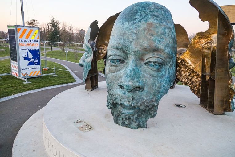 Het monument voor Nelson Mandela in Amsterdam-Zuidoost wordt bewaakt nadat een van de zeven bronzen gezichten is gestolen.  Beeld ANP /  ANP