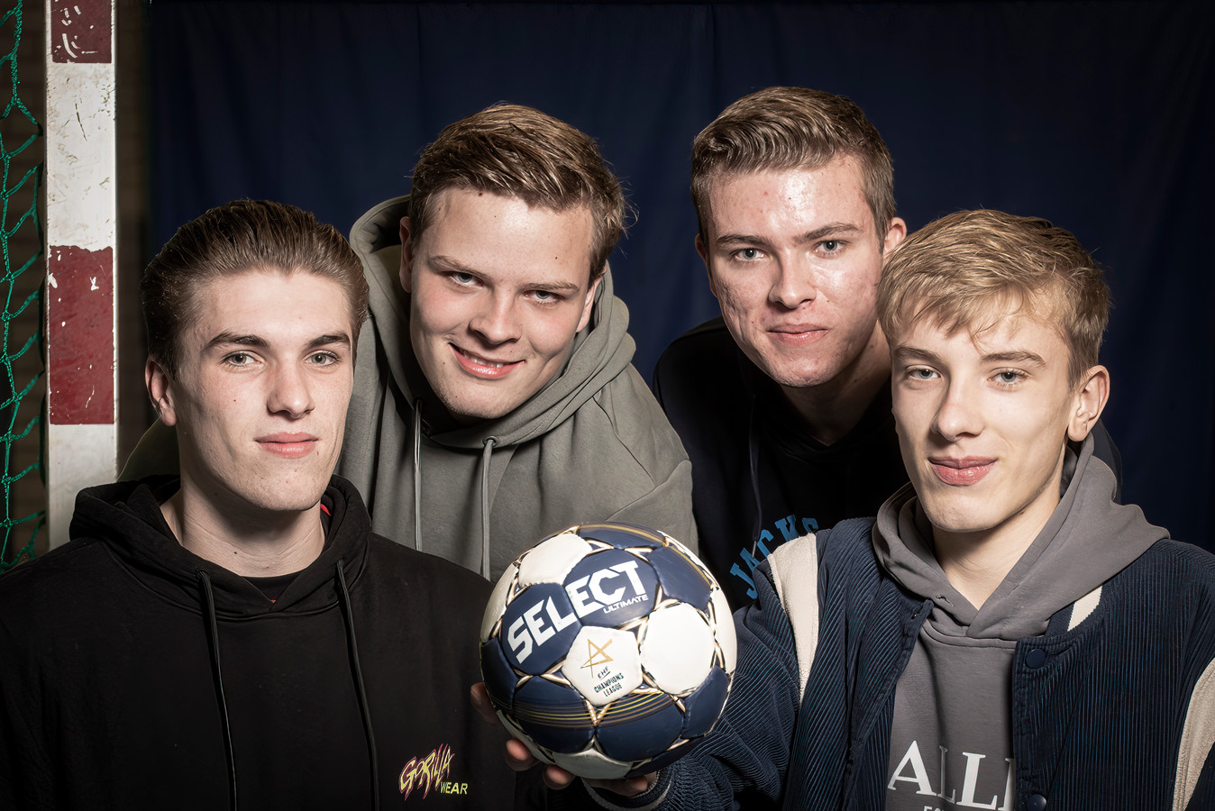 Van links naar rechts: Silas Speckmann, Sem Oosterik, Nick Oosterik en Siebe Speckmann. De broers en neven spelen allemaal voor Handbal Twente of hebben een verleden bij de club.