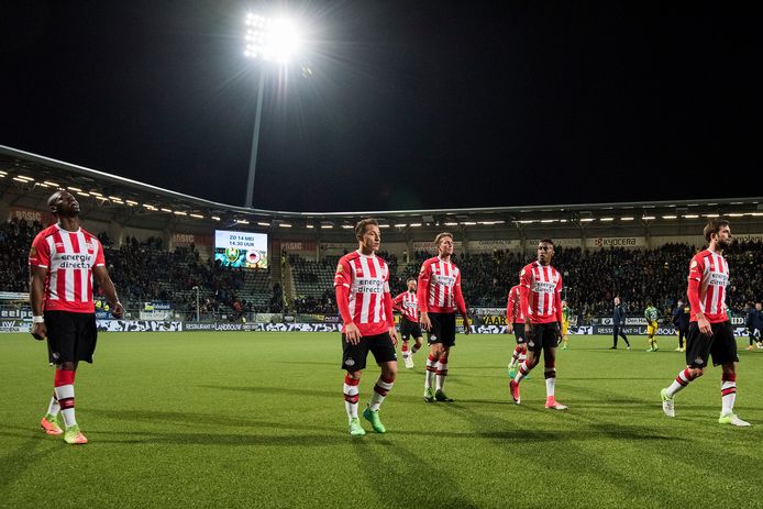 De PSV'ers druipen af na het puntverlies in Den Haag.