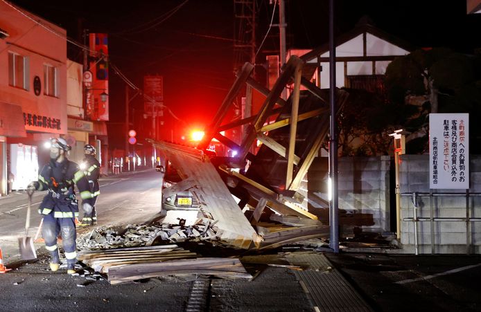 Brandweerlieden bij een ingestort bouwwerk in Koorimachi.