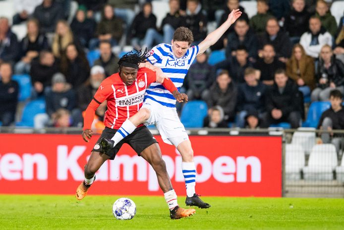 Johan Bakayoko in duel met Mees Kaandorp. 


during the match De Graafschap - Jong PSV
