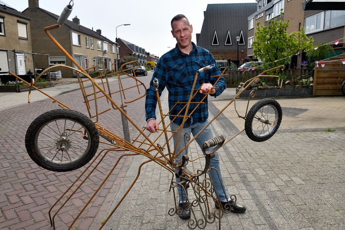 Ronald Kardux (44) haalde Els vrijdag op bij de gemeente, die het kunstwerk van de rotonde had laten verwijderen.