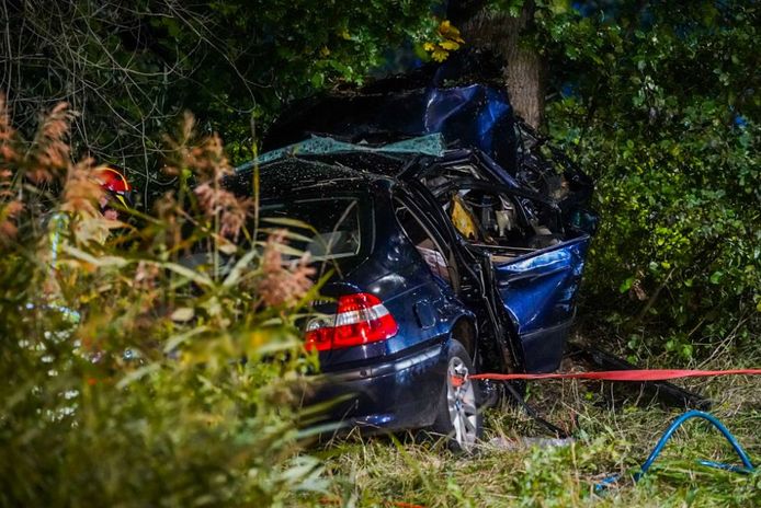 Een auto botste tegen een boom in Son en Breugel.
