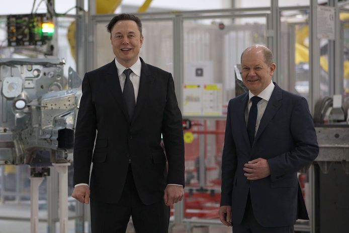 Tesla-CEO Elon Musk en Duits bondskanselier Olaf Scholz in de nieuwe fabriek van de autobouwer.
