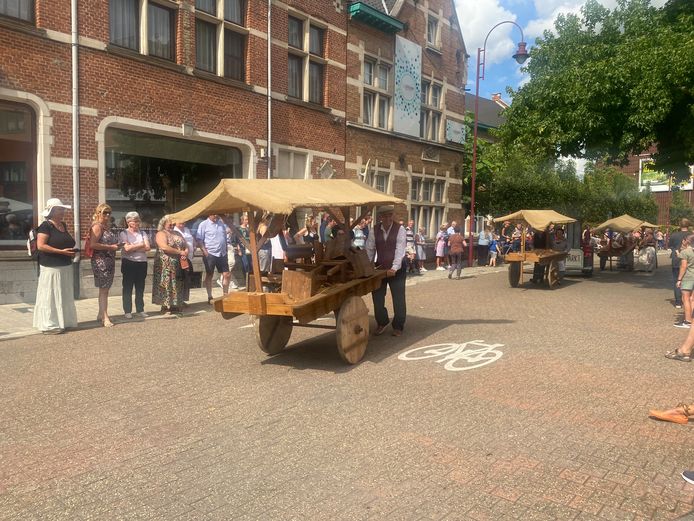 Folklorestoet brengt ambiance naar de stad | Aarschot | hln.be