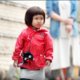 In ‘Old Enough’ op Netflix worden tweejarige kindjes het verkeer ingestuurd en wij zaten als wielerfans voor het tafereel te supporteren