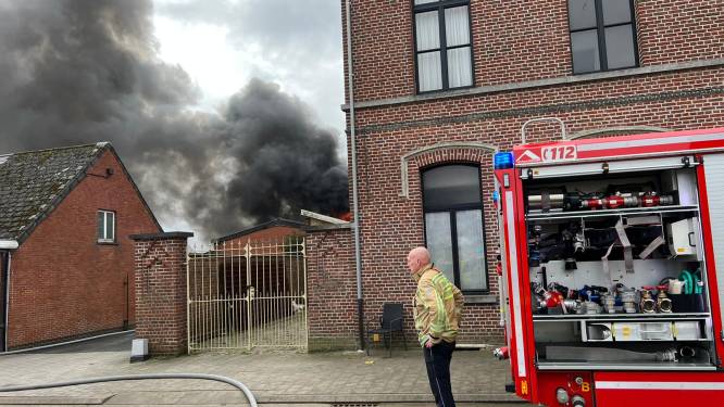 Zware brand in loods met elektrische fietsen en landbouwmachines in Smetlede: gevaar voor asbest