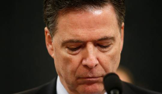 Ex-FBI-baas Comey geeft zichzelf aan na aanklacht voor het bedreigen van Donald Trump