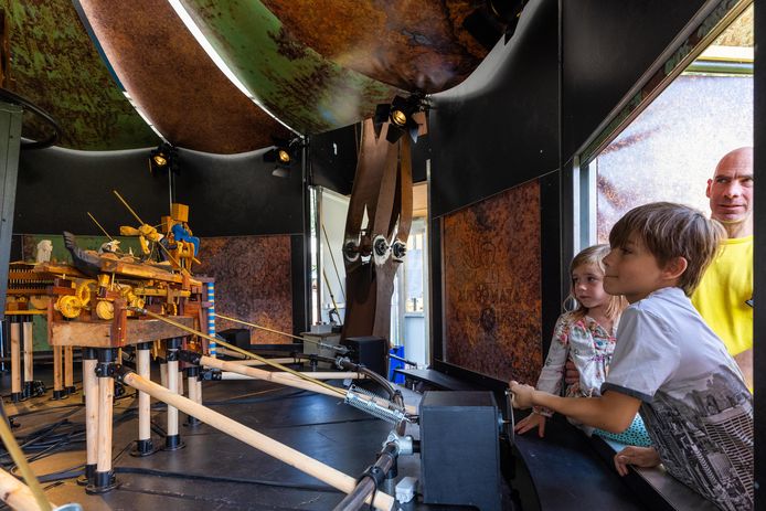Gabriel en Noortje, broer en zus, zetten door te draaien aan een hendel een van de creaties van de Belg Geert Hautekiet in beweging. De Automata Carrousel staat vast opgesteld op het terrein van Theaterfestival Boulevard in het Zuiderpark in Den Bosch.