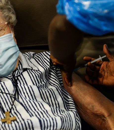 “Nous avons choisi la prudence”: la campagne de vaccination est-elle trop lente?