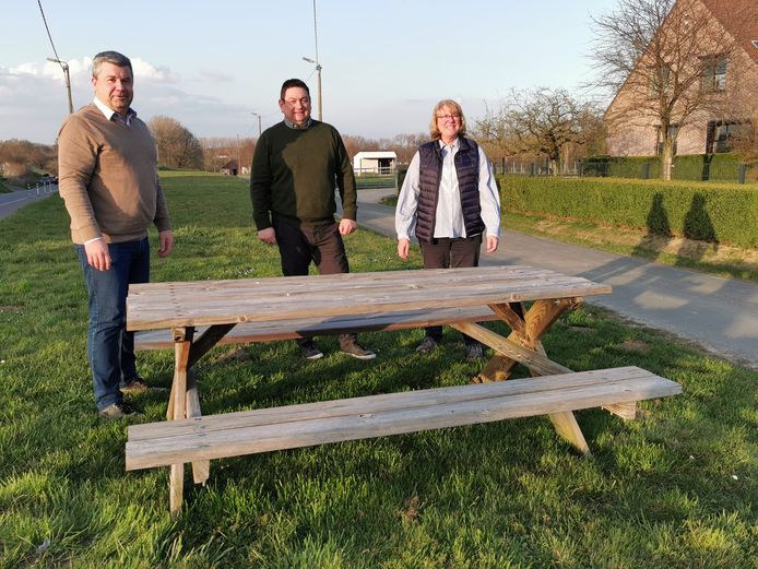 Raadsleden Kristof De Cuyper (DVP), Peter Van Cutsem (CD&V) en Gerda Claeys (N-VA) aan een picknicktafel in Pepingen die door rolstoelgebruikers niet bruikbaar is.