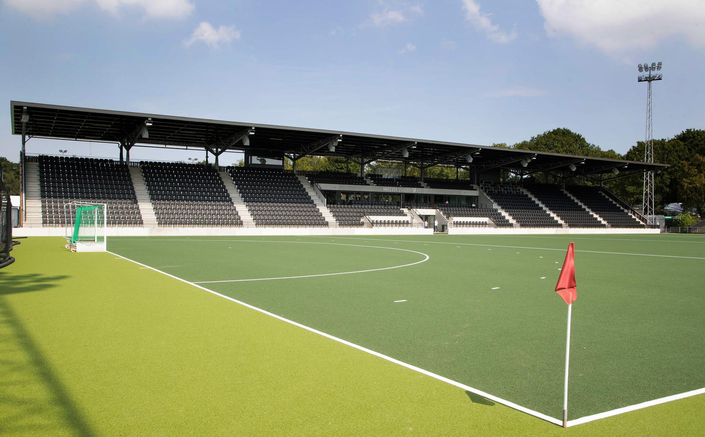 Hockeysters openen EK in Amsterdam met minuut stilte Foto AD.nl