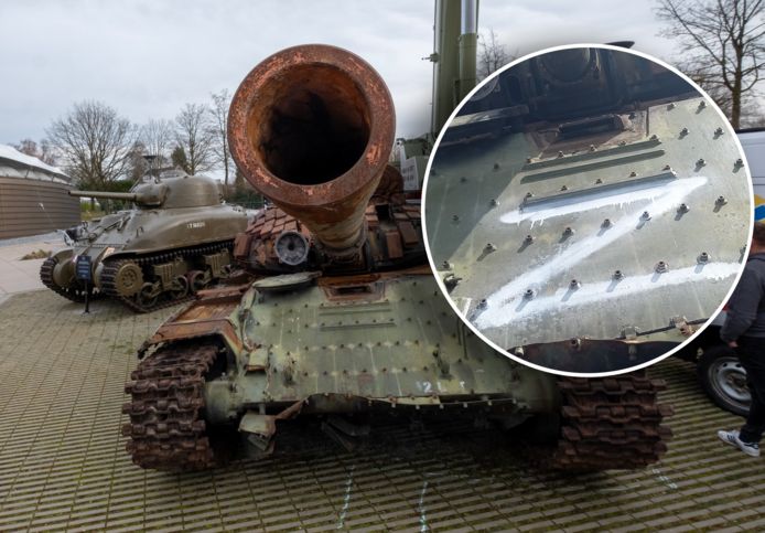 De tank bij het Vrijheidsmuseum in Groesbeek voordat deze beklad werd. Inzet: de aangebrachte bekladding met de ‘Z’, een symbool dat sinds het begin van de Russische invasie wordt gebruikt op militaire voertuigen.