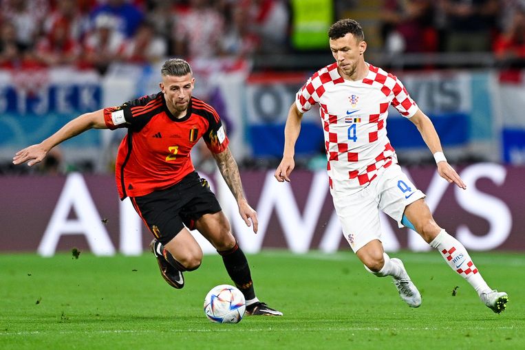 Toby Alderweireld verdedigt op Ivan Perisic. Beeld Photo News