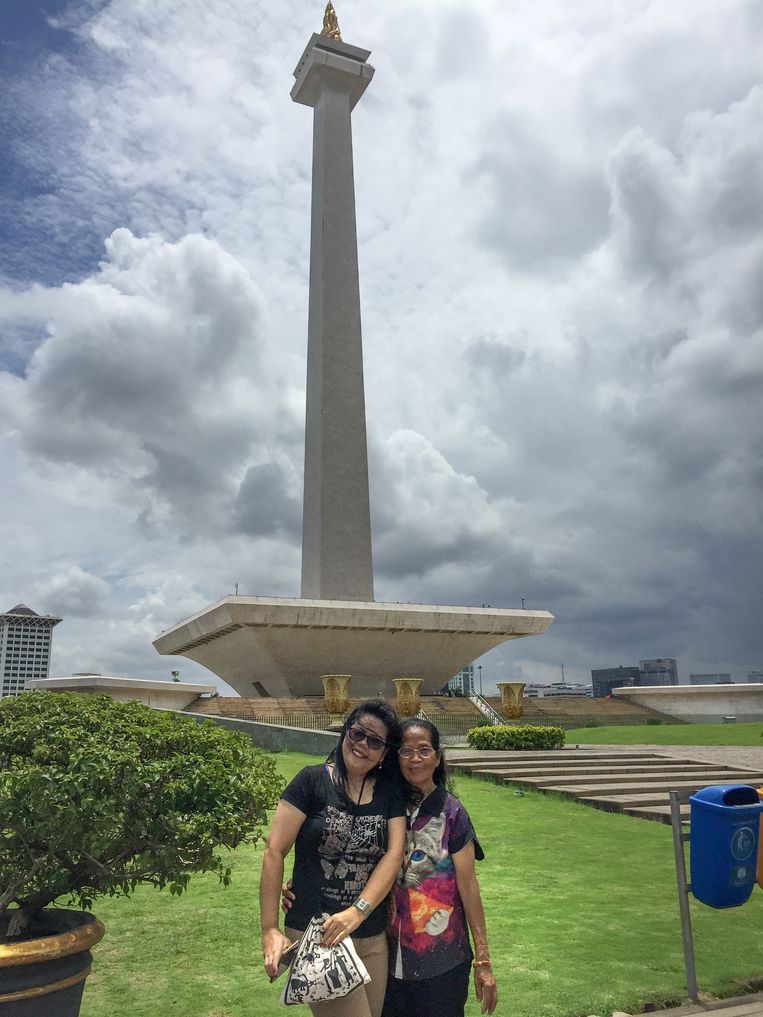  Op de foto voor het Monas. Beeld 