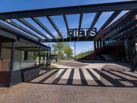 Nieuwe ‘kiosk’ bij station Kampen-Zuid staat nog altijd leeg (en daarom krijgt de gemeente dit advies)