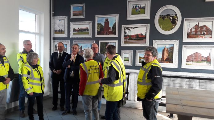 De vrijwilligers van station Gilze-Rijen gaan samen op de foto met NS-topman Roger van Boxtel die hun goede inzet voor reizigers prees en burgemeester Jan Boelhouwer.