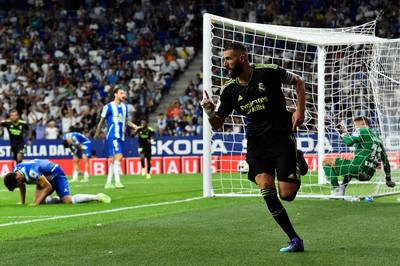 Karim Benzema schenkt Real Madrid zege met twee goals in dolle slotfase op Espanyol (1-3)