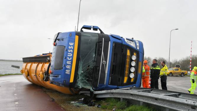 Vrachtwagen valt om bij Zandkreeksluis, bypass afgesloten