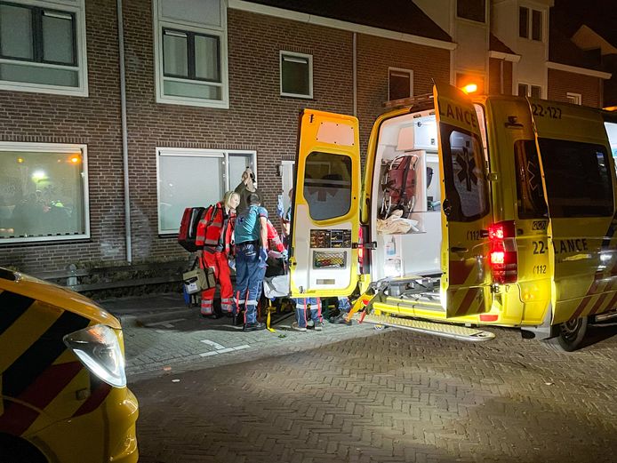 De vrouw is naar het ziekenhuis vervoerd.