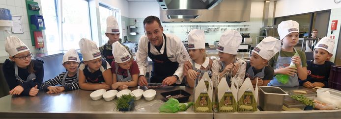 Kok Kees Visser uit Zierikzee met team Radarschool, dat de kookwedstrijd won met de 'bietenrol'.
