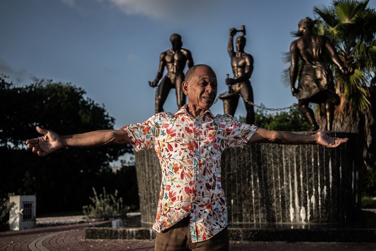 Gibi Bacilio, dichter en activist, een van de voorvechters van eerherstel voor Tula, bij het monument voor de slavenopstand in Willemstad. Beeld Joris van Gennip voor De Volkskrant