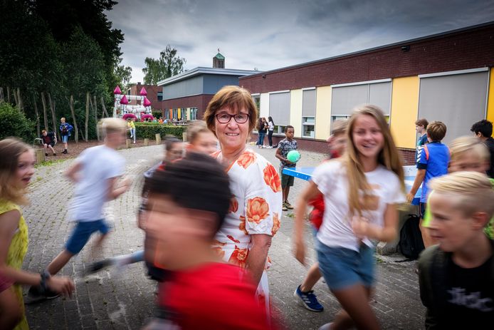 Pieta Kronemeijer gooit het roer om en neemt afscheid van juf bij CBS De Koperwiek om een nieuw leven in Afrika op te bouwen. De school heeft een sponsorloop gehouden voor een goed doel van haar.
