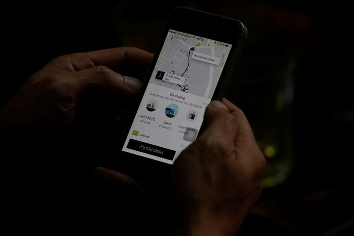 Een consument bestelt een Uber-taxi.