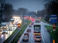 Files op de Pleijroute bij het Nijmeegseplein in Arnhem. De Pleijroute is de drukste provinciale weg van Gelderland en doet qua hoeveelheid verkeer niets onder voor snelwegen.