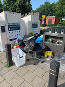 Archieffoto: troep bij de containers bij De Boekt in Veghel.