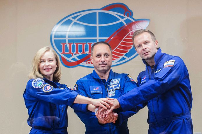 Joelia Peresild (links), Anton Shkaplerov (midden) en Klim Sjipenko (rechts) een dag voor de historische ruimtemissie.