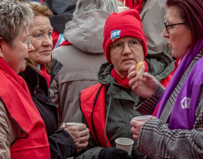 In de ochtendkou van donderdag 16 maart nemen medewerkers van Fokker Elmo in Hoogerheide koffie en een broodje waarop de vakbonden FNV en CNV trakteren bij de tweede stakingsdag in korte tijd.