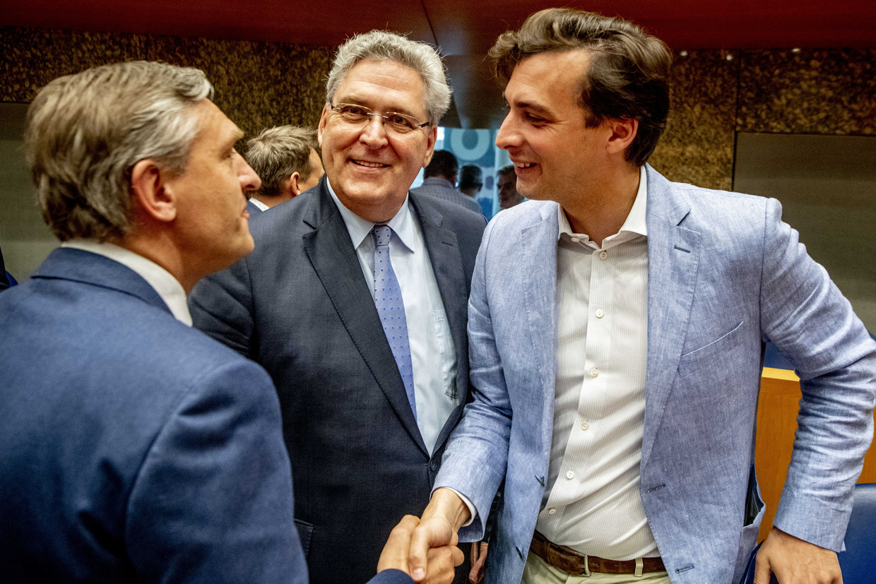 50Plus-leider Henk Krol, tussen Sybrand Buma en Thierry Baudet, op de dag na de Provinciale Statenverkiezingen.  Beeld ANP