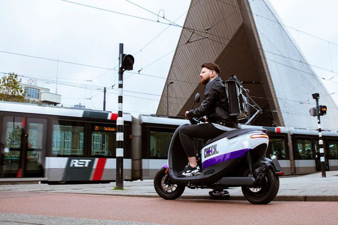 Deelscooters, zoals deze van nieuwkomer Check, staan in Rotterdam alleen in het centrum en in wijken waar geld te verdienen valt. Grote delen van de stad worden overgeslagen door aanbieders van deelvervoer, zegt hoogleraar Derk Loorbach.