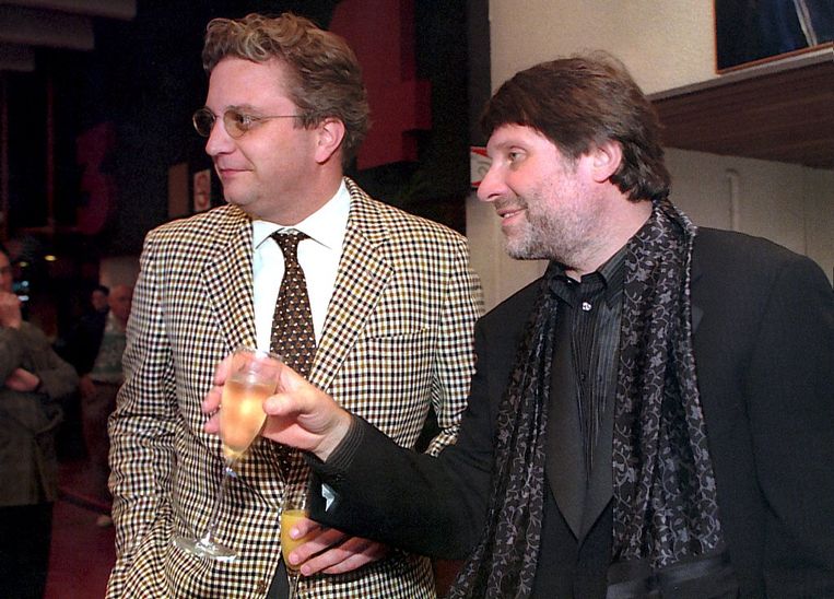 Robbe De Hert en prins Laurent op de première van 'Gaston's Oorlog' in 1997. Beeld BELGA