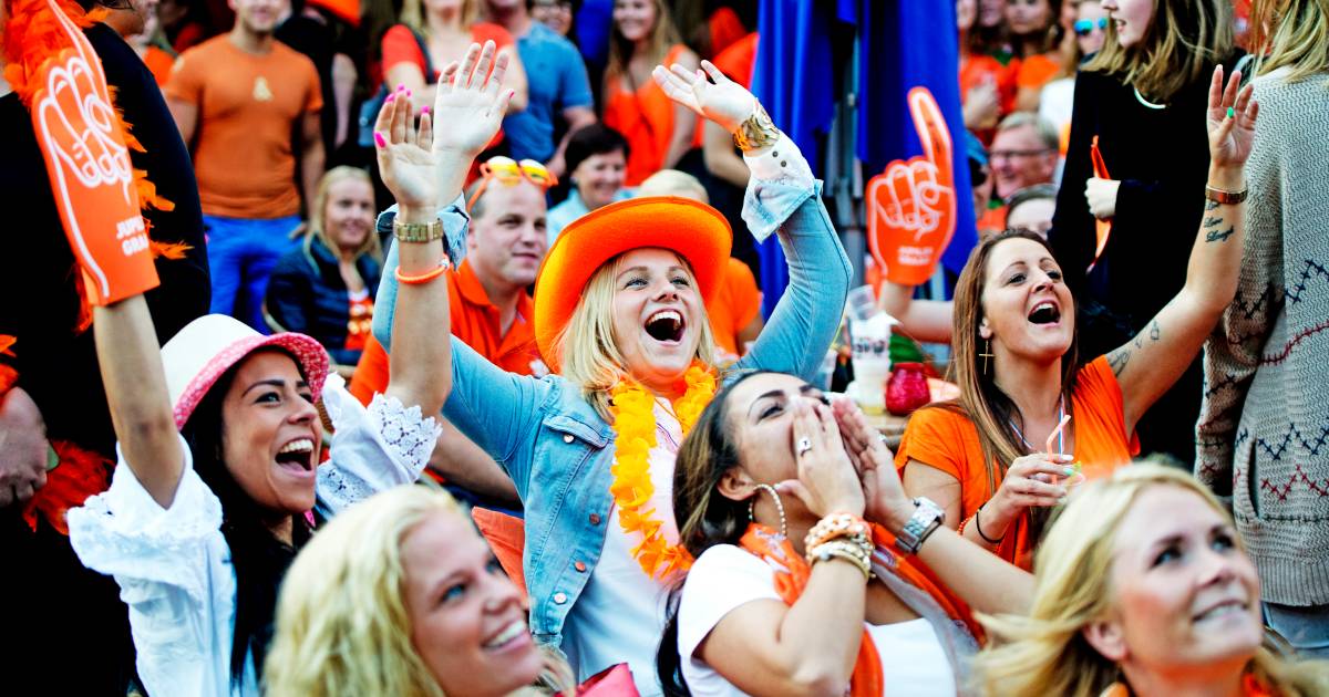 EKvoetbal kijken op het terras Rotterdam staat grote schermen toe Rotterdam AD.nl