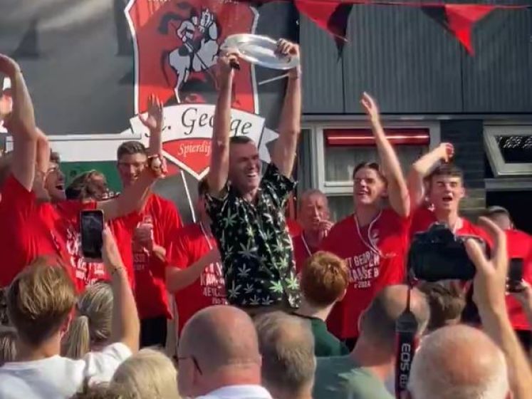 KNVB schorst arbiter levenslang na vieren kampioensfeest