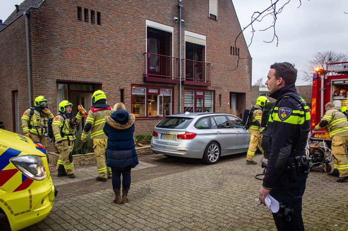 Politie, brandweer en ambulance verlenen hulp in Dieren.