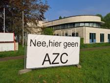 Spandoek tegen komst asielzoekerscentrum in Terneuzen moest weg, maar is nu weer terug