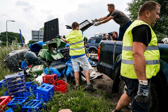 Een berg afval tijdens een grote schoonmaakactie in de gebieden rondom de Maas. Na de overstroming van de Maas en opeenvolgende watersnood is er veel afval in de natuur terechtgekomen.