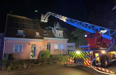 Fire destroys top floor of house in Ypres, neighbor’s house also damaged: “The flames shot through the roof”