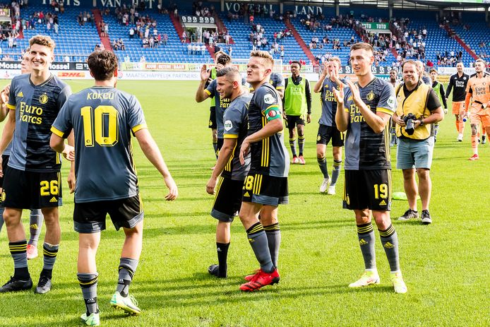 De spelers van Feyenoord bedanken de meegereisde supporters na de 0-4 zege in Tilburg.