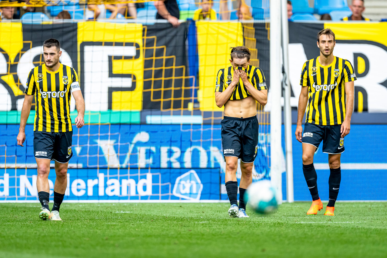 pierre-van-hooijdonk-schrikt-zich-kapot-als-hij-stadion-van-vitesse